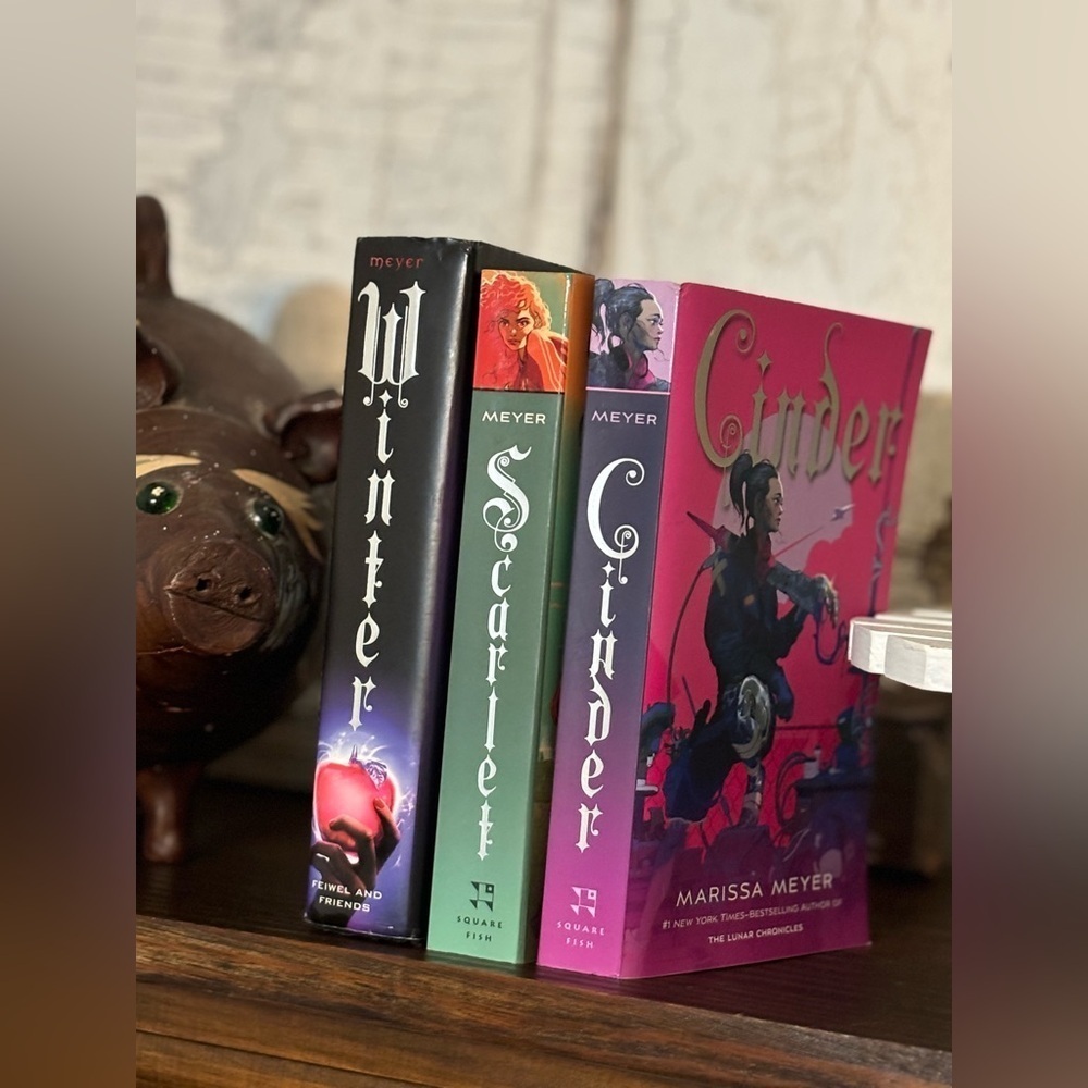 3 Marisa Meyer Novels. Lunar Chronicle | YA | Science Fiction 1st/2nd/4th Books.